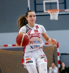 Julia Wojtysiak z drużyną koszykówki awansuje do I ligi !